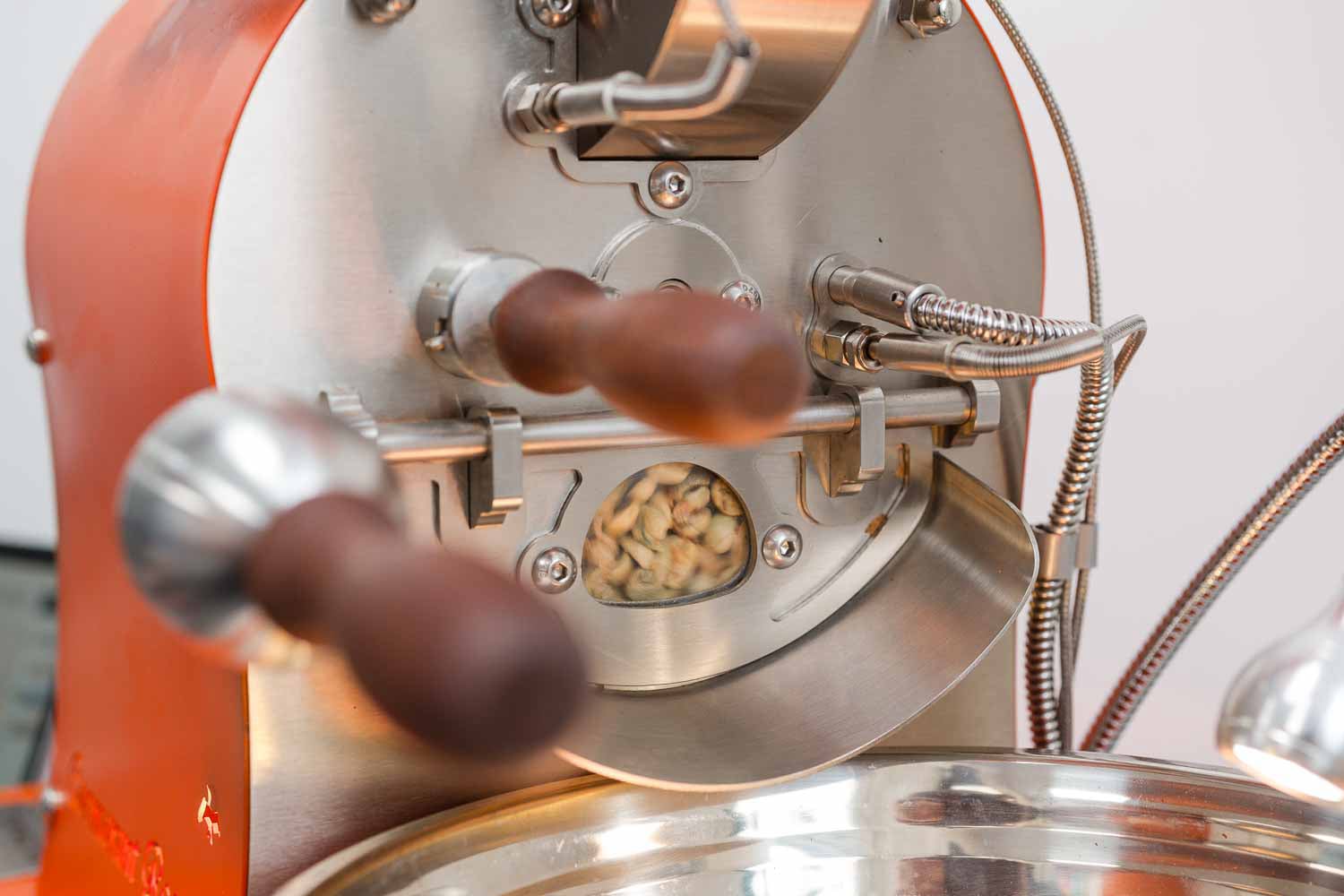 Coffee training course in Essex – Learn about coffee origins, roasting, extraction, and milk texturing in a hands-on workshop at Dash Coffee Lab.